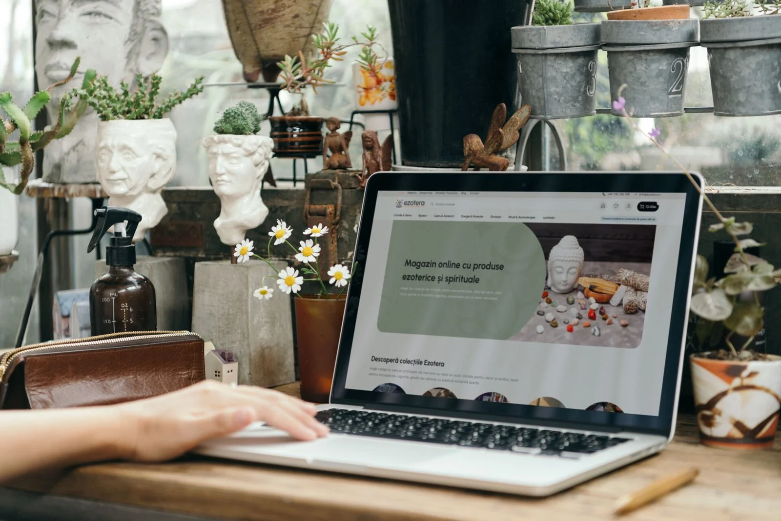 Laptop care prezintă magazinul Ezotera și categoriile de produse
