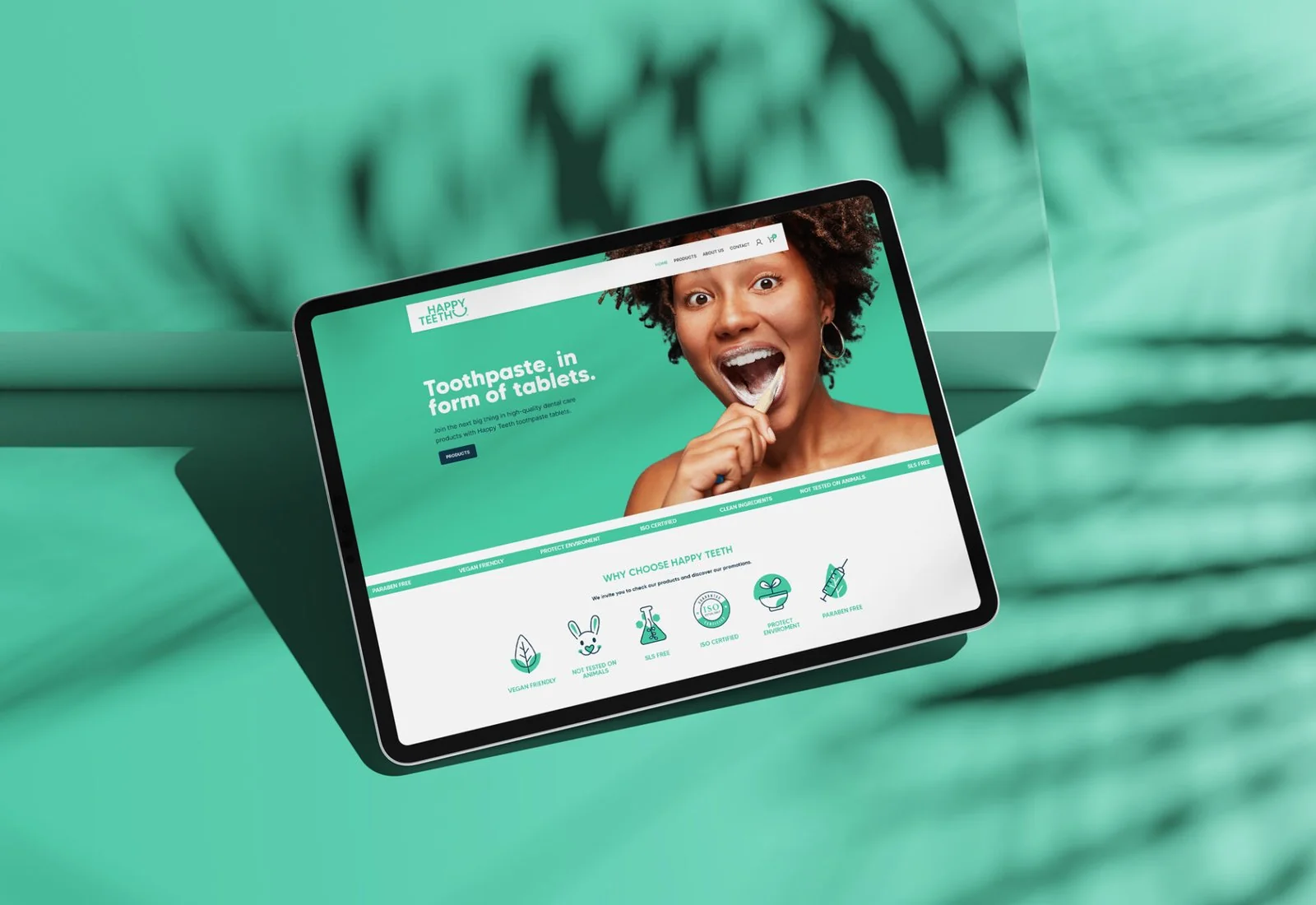 Tabletă cu magazinul HappyTeeth, pe un fundal turcoaz